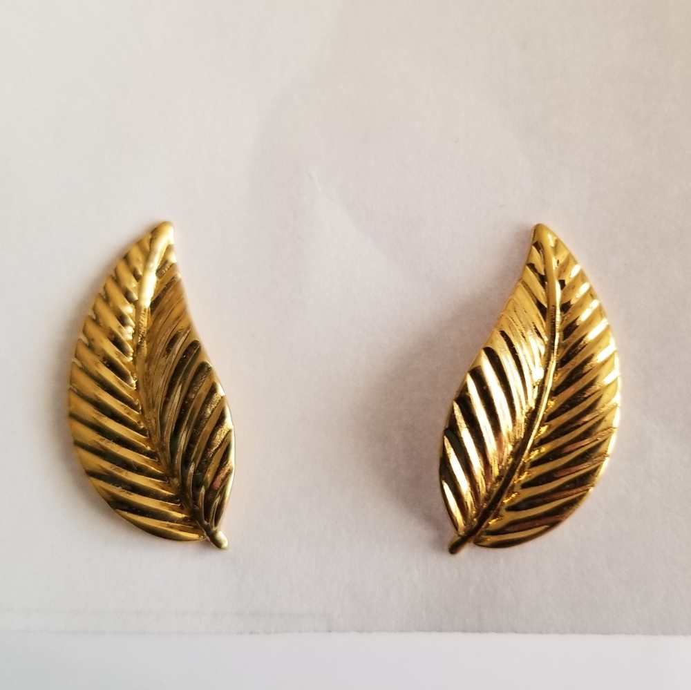 Vintage leaf earrings gold tone leaves pierced stud jewelry nature tree